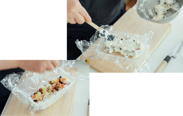 ③.タッパー等にラップを敷いてから、ヘラで混ぜたものをすくって入れ、ケーキの形に整えます。最後に残しておいた1/3の具材を上から盛り付け、冷凍庫へ。